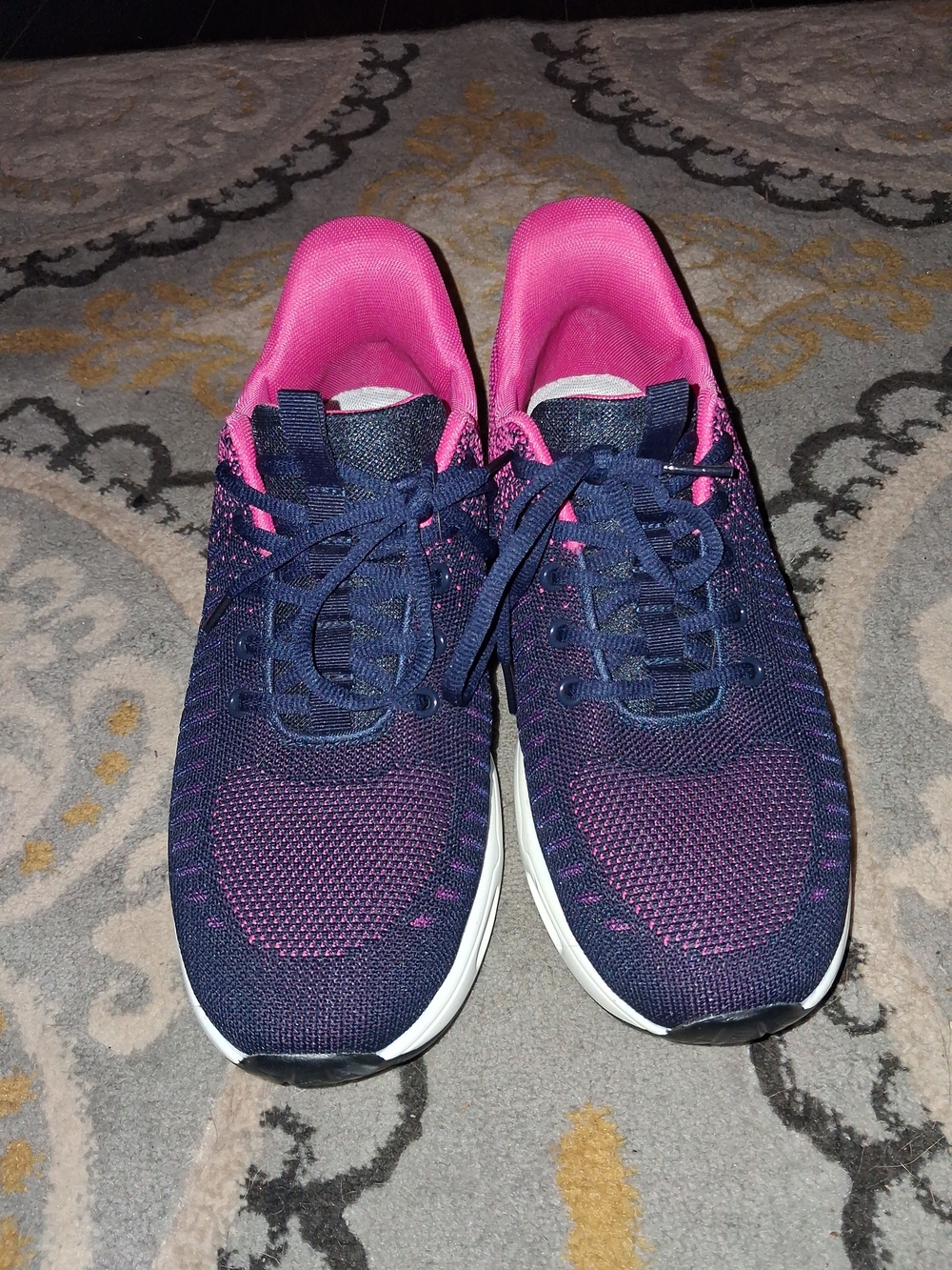 Womenโs Navy and Pink Knit Running Sneakers